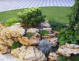 Альпийская горка из песчаника со следами эрозии