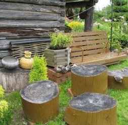 Чурбаки в качестве стульев Чурбаки в качестве стульев