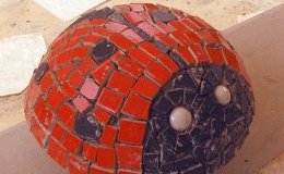 Готовая божья коровка из цементного раствора Готовая божья коровка из цементного раствора