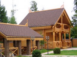 Красивый дизайн загородного деревянного дома с внешней обшивкой по современной технологии