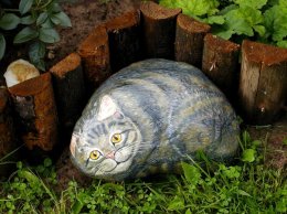 Отдыхающий каменный котенок