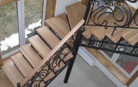 Поворотная лестница из дерева и металла