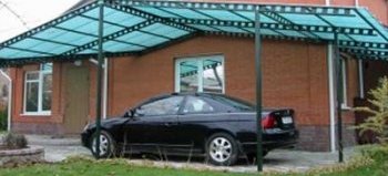 Просторный навес возле дома Просторный навес возле дома
