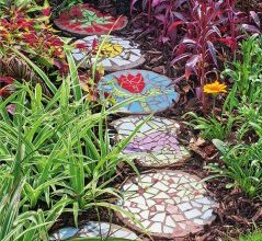 Садовая дорожка с мозаичным декором. Фото: Marion Nickig