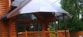 Уютная беседка с полупрозрачной крышей Уютная беседка с полупрозрачной крышей